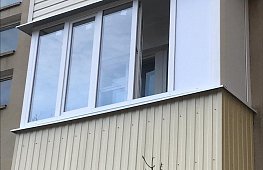 Остекление балкона с обшивкой профнастилом бежевого цвета tab