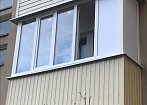Остекление балкона с обшивкой профнастилом бежевого цвета mobile