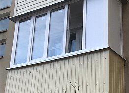 Остекление балкона с обшивкой профнастилом бежевого цвета